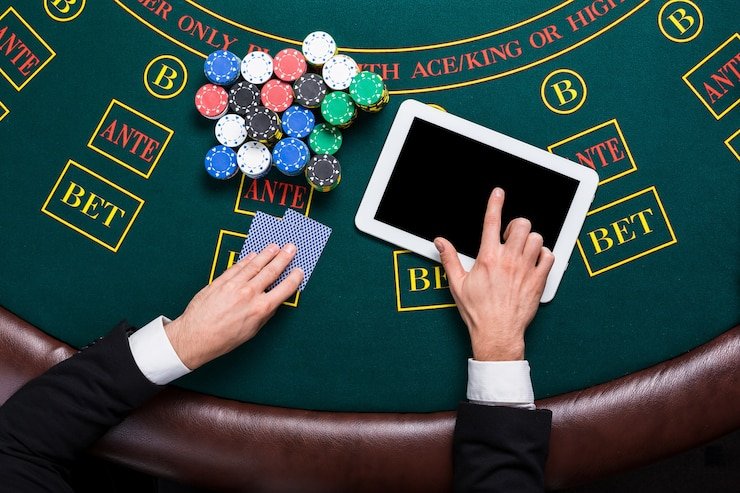 Pengguna menikmati permainan Live Casino melalui ponsel dengan fitur streaming berkualitas
